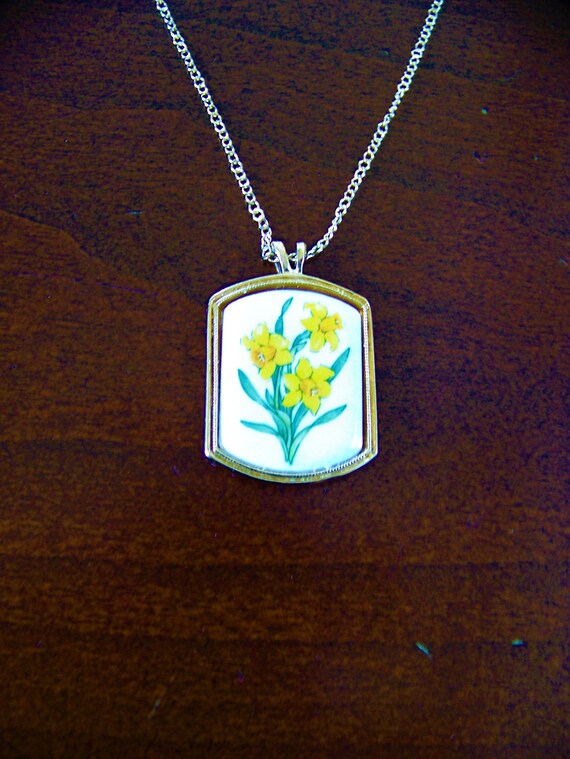 Vintage Porcelain AVON Necklace - 1980's  Daffodil