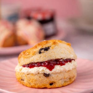 Classic Cream Tea for 2 | Afternoon Tea Gift Set with Fresh Scones, Handmade Cakes, Jam, Clotted Cream & Tea imagen 7