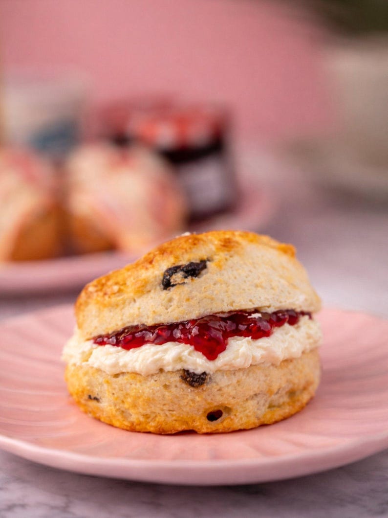 Classic Cream Tea for 2 | Afternoon Tea Gift Set with Fresh Scones, Handmade Cakes, Jam, Clotted Cream & Tea imagen 7