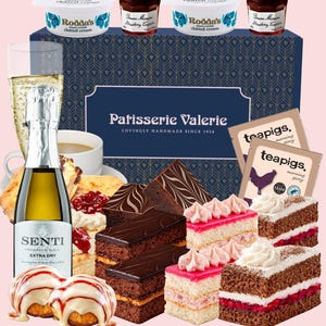 Classic Cream Tea for 2 | Afternoon Tea Gift Set with Fresh Scones, Handmade Cakes, Jam, Clotted Cream & Tea imagen 8