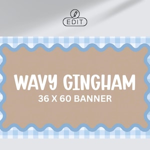 Puede incluir: Un banner con un borde de cuadros vichy azul claro y blanco y un borde interior ondulado azul claro. El banner tiene un centro marrón con las palabras "WAVY GINGHAM" en blanco y el texto "36 X 60 BANNER" en blanco.