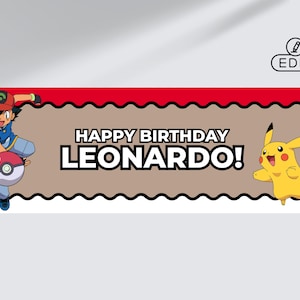 Könnte beinhalten: Ein rechteckiges Banner mit einem rot-weiß-schwarzen Randdesign. In der Mitte steht der Text HAPPY BIRTHDAY LEONARDO! in fetten schwarzen Buchstaben. Ash Ketchum mit einem Pokéball und Pikachu sind an den Seiten abgebildet.