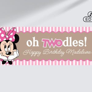Puede incluir: Una pancarta con Minnie Mouse y un lazo rosa con lunares. La pancarta tiene un fondo a rayas rosas y blancas con un centro marrón. El texto dice "oh TWOdles! Happy Birthday Madeline!"