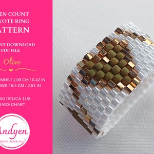 Puede incluir: Un anillo de punto de peyote blanco y dorado con un diseño de corazón verde. El anillo tiene 1,08 cm de ancho y 6,4 cm de circunferencia. El patrón es para cuentas Miyuki Delica 11/0.