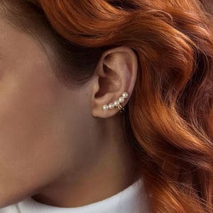 Gold Ear Cuff with pearls, Non pierced pearl ear cuff, Cartilage pearl ear cuff, Huggie ear cuff, Dainty gold ear cuff, Minimalist ear cuff