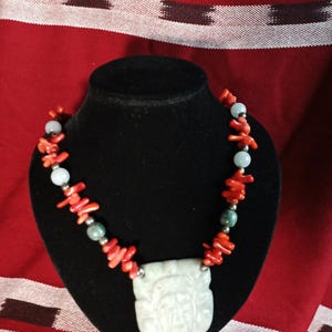 胸部儀式用マヤ デ ヒスイ コン コーラル ロホ / Hecho a mano con amor en Guatemala por Mayaitzarts Designs