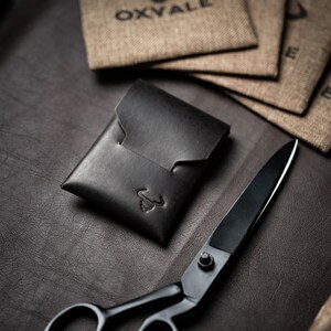 Tarjetero minimalista de cuero negro / Monedero unisex de cuero / Tarjetero de visita hecho a mano con llavero a juego.