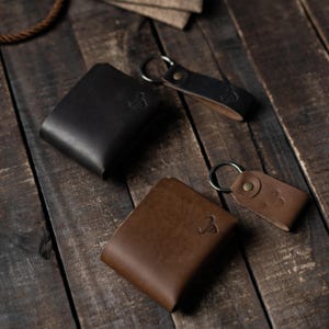 Minimal Leder Bifold Brieftasche | Klassische Geldbörse aus Leder | Schlanke lederne Kartenhalter-Mappe mit passendem Schlüsselanhänger