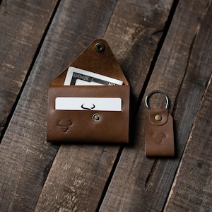 Cartera de cuero marrón plegable / Cartera minimalista de cuero hecha a mano / Tarjetero delgado de cuero para negocios con llavero a juego de cortesía