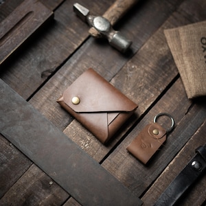 Cartera de cuero marrón unifold / Tarjetero de cuero hecho a mano / Cartera de cuero auténtico para hombre con llavero a juego de cortesía