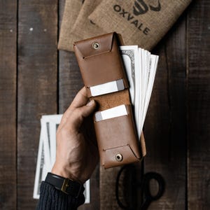 Cartera clásica plegable de cuero marrón / Cartera de cuero hecha a mano para hombre / Tarjetero delgado de cuero con llavero a juego de cortesía