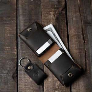 Klassische Schwarze Leder Bifold Brieftasche | Handgefertigte Leder Geldbörse für Herren | Schlanke lederne Kartenhalter-Mappe mit passendem Schlüsselanhänger