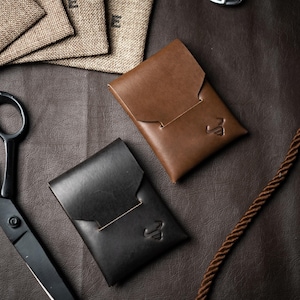 Tarjetero minimalista de cuero / Monedero de cuero para hombre / Tarjetero de cuero hecho a mano con llavero a juego.