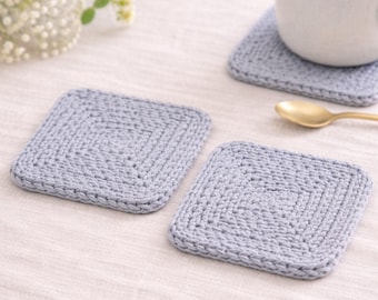 Könnte beinhalten: Ein Set aus drei Keramikbechern mit gesprenkelter, matter Oberfläche. Die Becher sind in den Farbtönen Creme, Hellgrau und Dunkelgrau gehalten. Jeder Becher hat ein schlichtes, minimalistisches Design und einen abgerundeten Henkel.