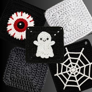 以下が含まれることがあります： ハロウィーンをテーマにした5枚の正方形のかぎ針編みパッチのコレクション。黒い背景に白い幽霊、黒地に赤と白の眼球、黒地に白いクモの巣、無地の白の正方形、無地のダークグレーの正方形のデザインが含まれています。