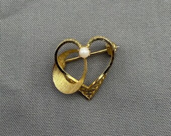 Vintage pin | gold tone textured heart brooch with faux pearl accent