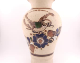 Puede incluir: Un jarrón de cerámica con un diseño pintado a mano que presenta un pájaro y flores en tonos de azul, verde, marrón y blanco.