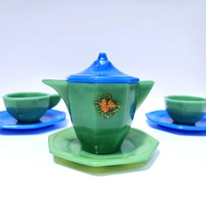 Vintage Akro Agate Child’s Tea Set – Marbled Toy Dishes – Collectible Depression Era Mini Tea Set. Includes Teapot, 3 cups and 4 plates.