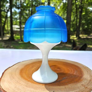 Lampe fée vintage Westmoreland bleu satiné et verre laiteux : bougeoir de collection