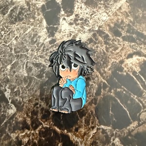 Épingle en émail L assis – Anime inspiré du Death Note