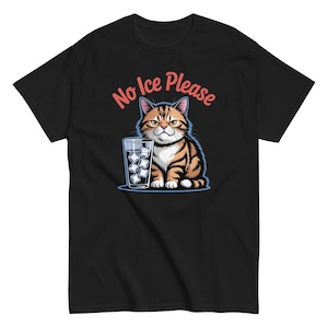Peut inclure: T-shirt noir avec un chat de dessin animé tigré orange et marron, assis à côté d'un verre de glaçons. Le texte "No Ice Please" est inscrit en arc de cercle au-dessus du chat, en rouge et rose.