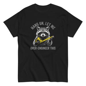 Moment mal, ich muss dieses lustige Waschbär-Tanktop für Herren noch etwas überkonstruieren – ein Shirt mit Ingenieurshumor und Grafik, das perfekte Geschenk für Maschinenbau-Nerds.