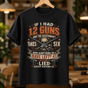 Puede incluir: Una camiseta negra de manga corta con un estampado gráfico que muestra una calavera, rifles cruzados y dos pistolas. El texto dice: IF I HAD 12 GUNS AND THE GOVERNMENT TAKES SIX HOW MANY GUNS DO I HAVE LEFT? 47. BECAUSE I LIED ABOUT HAVING 12.
