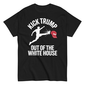 Peut inclure: T-shirt noir avec un graphisme blanc représentant une personne donnant un coup de pied à un chapeau rouge avec le mot "MAGA". Le texte "KICK TRUMP OUT OF THE WHITE HOUSE" est au-dessus et en dessous.