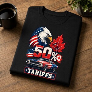 Peut inclure: Un t-shirt noir avec un motif représentant un pygargue à tête blanche aux plumes aux couleurs du drapeau américain, une feuille d'érable rouge et une voiture de sport aux couleurs américaines. Le texte 50% TARIFFS est imprimé en dessous.