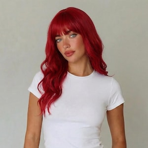Ondulée rouge avec frange | longue perruque cosplay sans colle de 20 pouces | Rubis