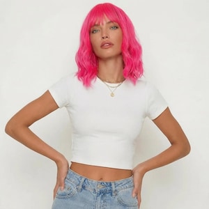 Ondulée néon rose vif avec frange courte 14 pouces Costume Cosplay | Cerise