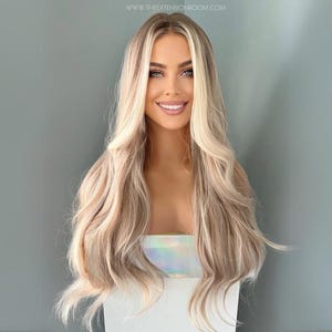顔の輪郭を強調するロングブロンドウィッグ | 28 インチのレイヤードウェーブ人工毛 | 女性用リアルブロンドウィッグ | Alexandra