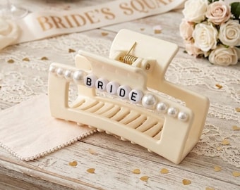 Braut Haarkralle Clip | Perlen & Buchstabenperle Brautclip | Nettes Bachelorette Geschenk oder Hochzeit Morgen Haarschmuck