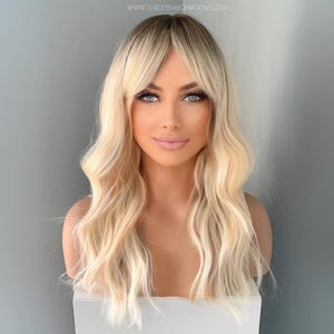 Vågig Blond Peruk med Lugg | 40 cm Askblond, Realistisk Mörkrotad Limfri | Krista
