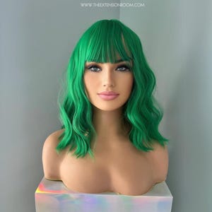 Perruque vert vif avec frange | Courte perruque de cosplay néon ondulée de 14 pouces | Fougère