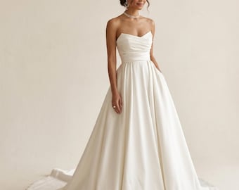 Abito da sposa semplice a linea A con scollo a cuore, abito da sposa plissettato su misura per la chiesa, abito da sposa lungo per il ricevimento 2026