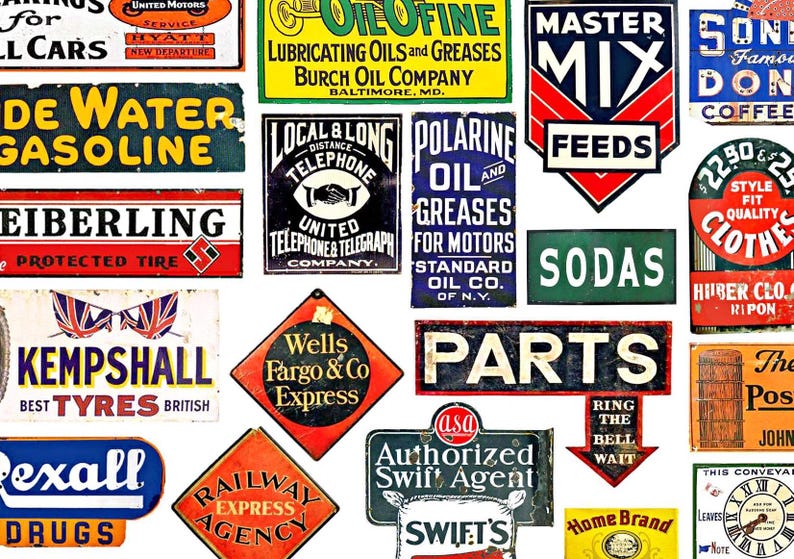 Op de afbeelding: Een verzameling vintage reclameborden met verschillende kleuren en ontwerpen. De borden adverteren producten zoals benzine, banden, olie, kleding en frisdrank. Sommige borden bevatten tekst zoals "De Water Gasoline", "Kempshall Best Tyres British", "Oilofine", "Master Mix", "Sodas" en "22.30 Style Fit Quality Clothes".