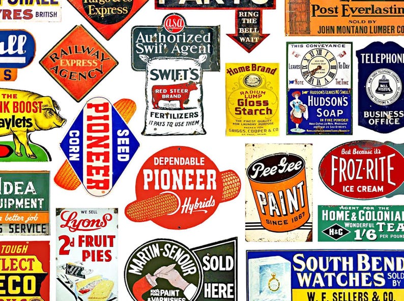 Op de afbeelding: Een verzameling vintage reclameborden met verschillende kleuren en ontwerpen. De borden adverteren producten zoals ma&iuml;szaad, meststof, verf, zeep en horloges. Sommige borden bevatten tekst zoals "Pioneer", "Swift's", "Home Brand", "Hudson's" en "South Bend Watches".