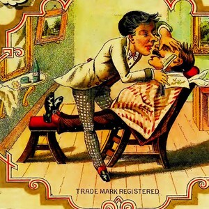 Puede incluir: Anuncio vintage para el jab&oacute;n de afeitar "Koch's Barbers". La ilustraci&oacute;n muestra a un barbero afeitando a un cliente con una navaja de afeitar. El texto "Trade Mark Registered" es visible debajo de la ilustraci&oacute;n.