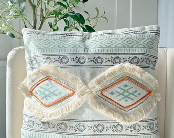 Salbeigrüner Boho Kissenbezug, Geometric Tribal Fransen