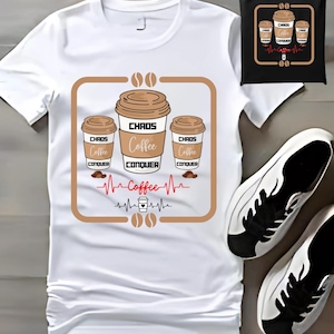 以下が含まれることがあります： 白いTシャツに、3つのコーヒーカップと「Chaos Coffee Conquer」という文字、そして「Coffee」という文字の下に赤い心臓の鼓動が描かれたグラフィックがプリントされています。このTシャツには、同じようなグラフィックがプリントされた黒いトートバッグと、白黒の2つのスニーカーがセットになっています。