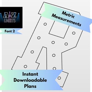 Può includere: Un disegno a tratto nero e bianco della lettera "R" con posizionamenti circolari per le luci. L'immagine include il testo "A-Z LIGHTS" e "Font 2". Il testo aggiuntivo indica "Misure metriche" e "Piani scaricabili istantaneamente".