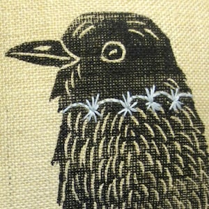 Kudde med korptryck: Polysäckväv med handbroderi bild 3