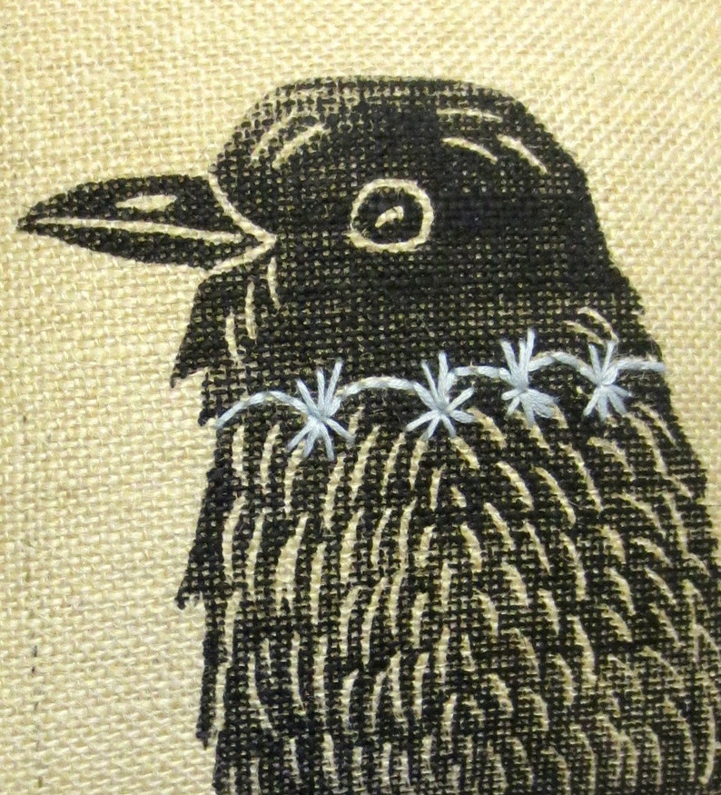 Kudde med korptryck: Polysäckväv med handbroderi bild 3