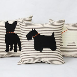Almohada de rayas marrones con silueta de perro de fieltro, almohada de rayas decorativas con silueta de perro, raza de su elección, idea de regalo de cumpleaños