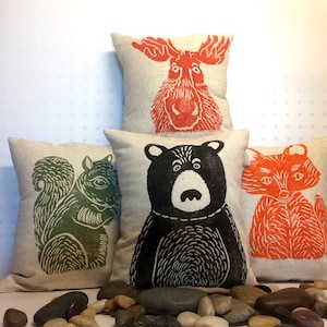 Almohada de animales del bosque con estampado a mano: oso, zorro, alce y ardilla