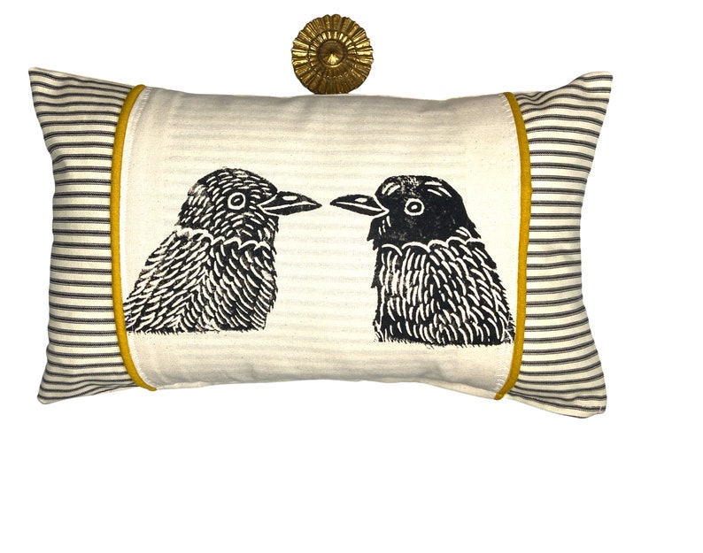 Cojín decorativo con diseño de rayas en forma de riñón con estampado de pájaros y ribete de fieltro cortado a mano de su elección imagen 1