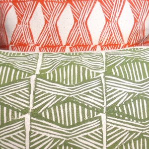Grünes Tribal-Kissen: Handgedrucktes geometrisches Design Bild 5