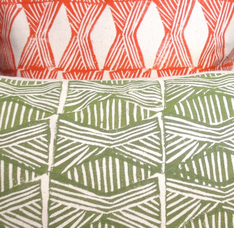 Grünes Tribal-Kissen: Handgedrucktes geometrisches Design Bild 5