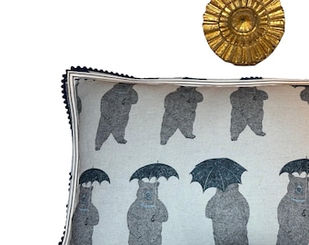 Almohada de riñón con estampado de oso azul pizarra y azul marino: regalo para guardería